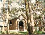 A small chapel surrounded by trees, built by the Palmers Family in 1855 at Sacramentsberg.