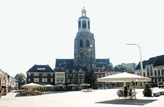 A Igreja de Santos Pedro e Paulo em Bergen op Zoom, central ao milagre Eucarístico de 1421, domina a praça da cidade.