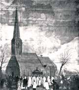 Uma imagem em preto e branco de uma igreja com um campanário alto e pessoas reunidas do lado de fora.
