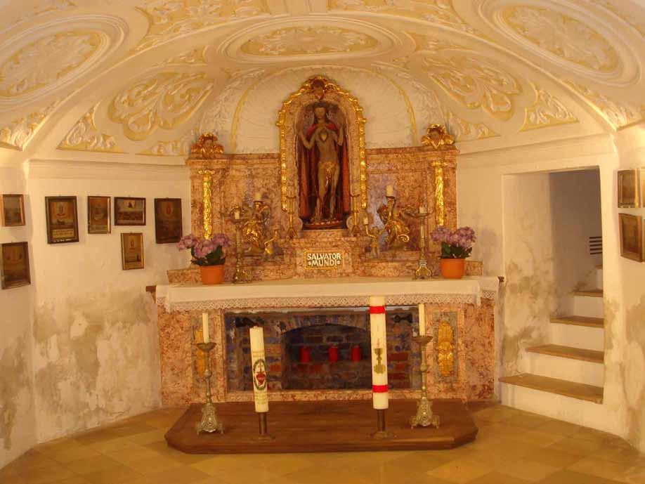 The altar in Erding features a 'Salvator Mundi' statue, symbolizing divine intervention in the 1417 Eucharistic miracle.