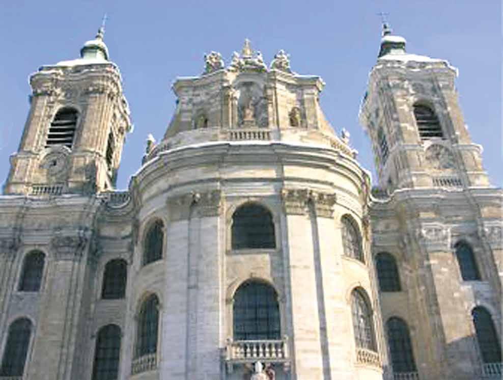 Image of the church of Saint Martin in Weingarten, showcasing its architectural features.