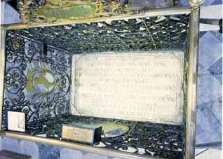 Plague where the mule fell down, enclosed in ornate ironwork, commemorating the Eucharistic miracle during Turin's 1640 invasion.
