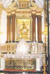An altar displaying the relic associated with the Eucharistic miracle in Alcoy.