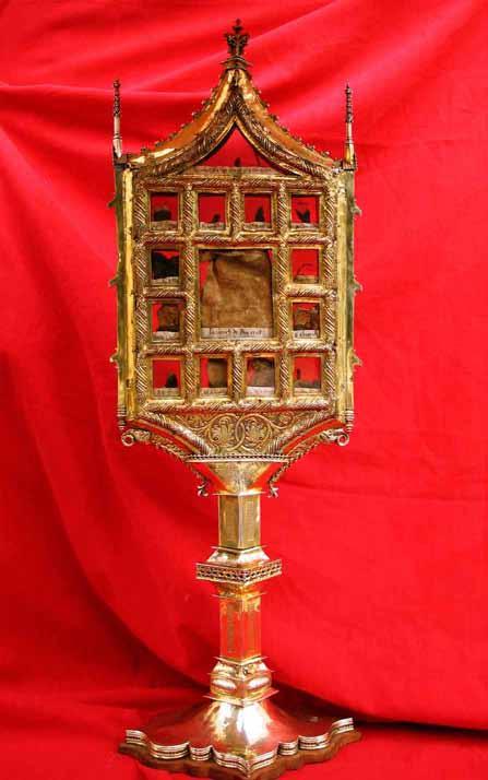 Golden reliquary from Ivorra, Spain, 1010, displaying a sacred cloth linked to Eucharistic miracle doubts.