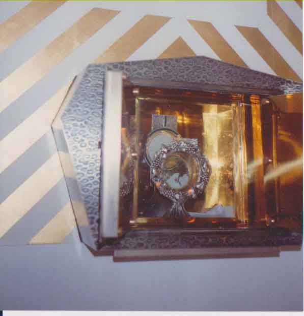 This image shows a reliquary containing the Eucharist associated with the Betania miracle in Venezuela. The event, witnessed by María Esperanza, involved apparitions of Jesus and the Virgin Mary, highlighting the deep spiritual significance of the site.